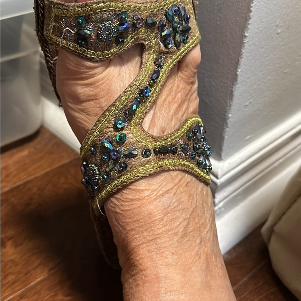 Women’s sandals so comfy, beaded size 8